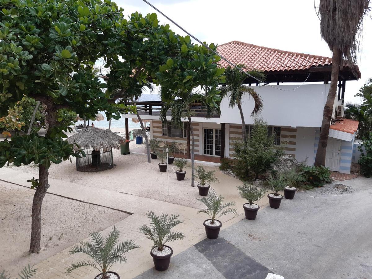 Moomba Beach Club Blue Bay Exterior photo